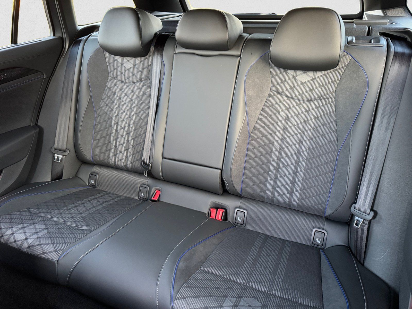 Volkswagen Passat Variant R-Line TDI DSG 4Motion|AHK|NAVI|A