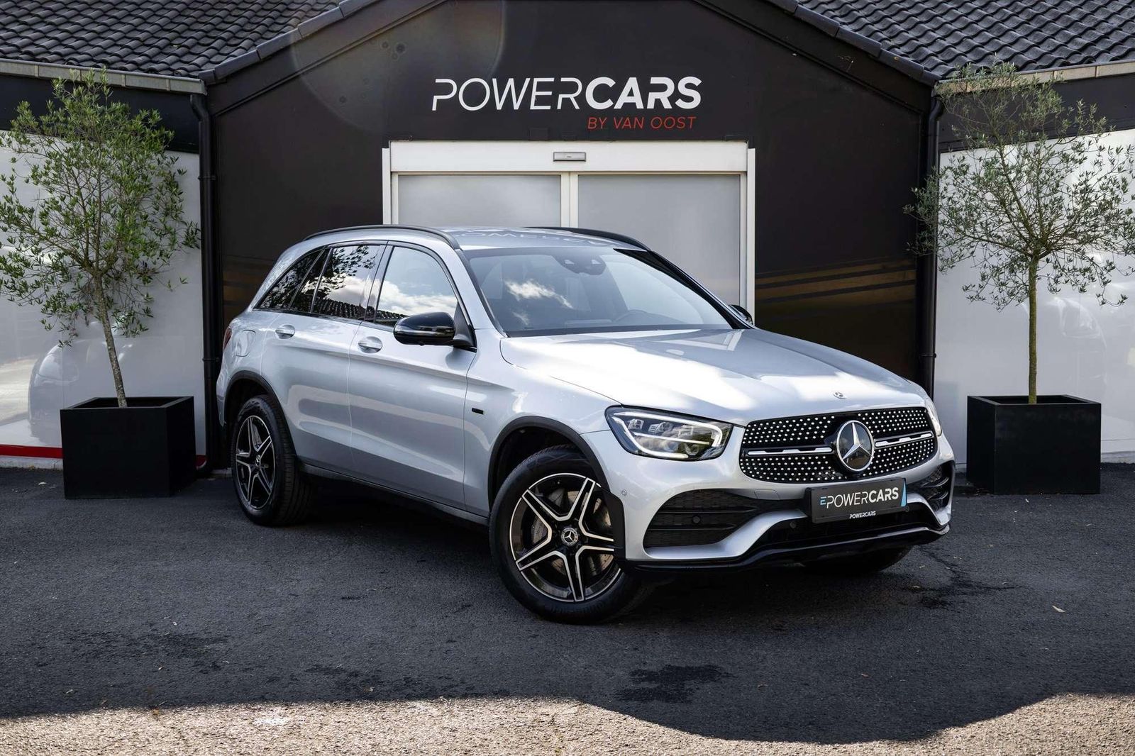 Mercedes-Benz GLC 300 e AMG Line - Samsaru's Car Outlet