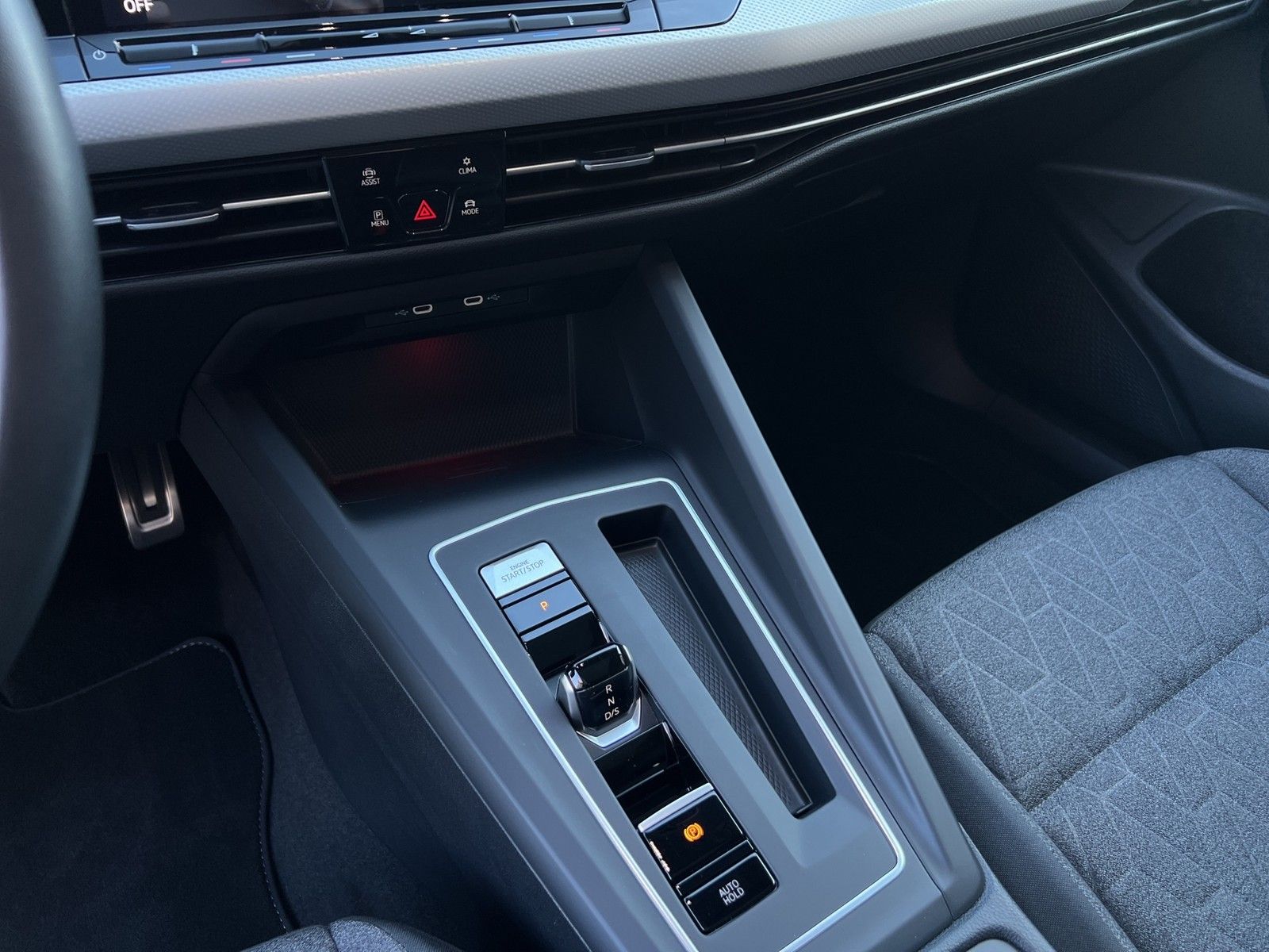 Volkswagen Golf VIII 1.5 eTSI Move DSG - Samsaru's Car Outlet
