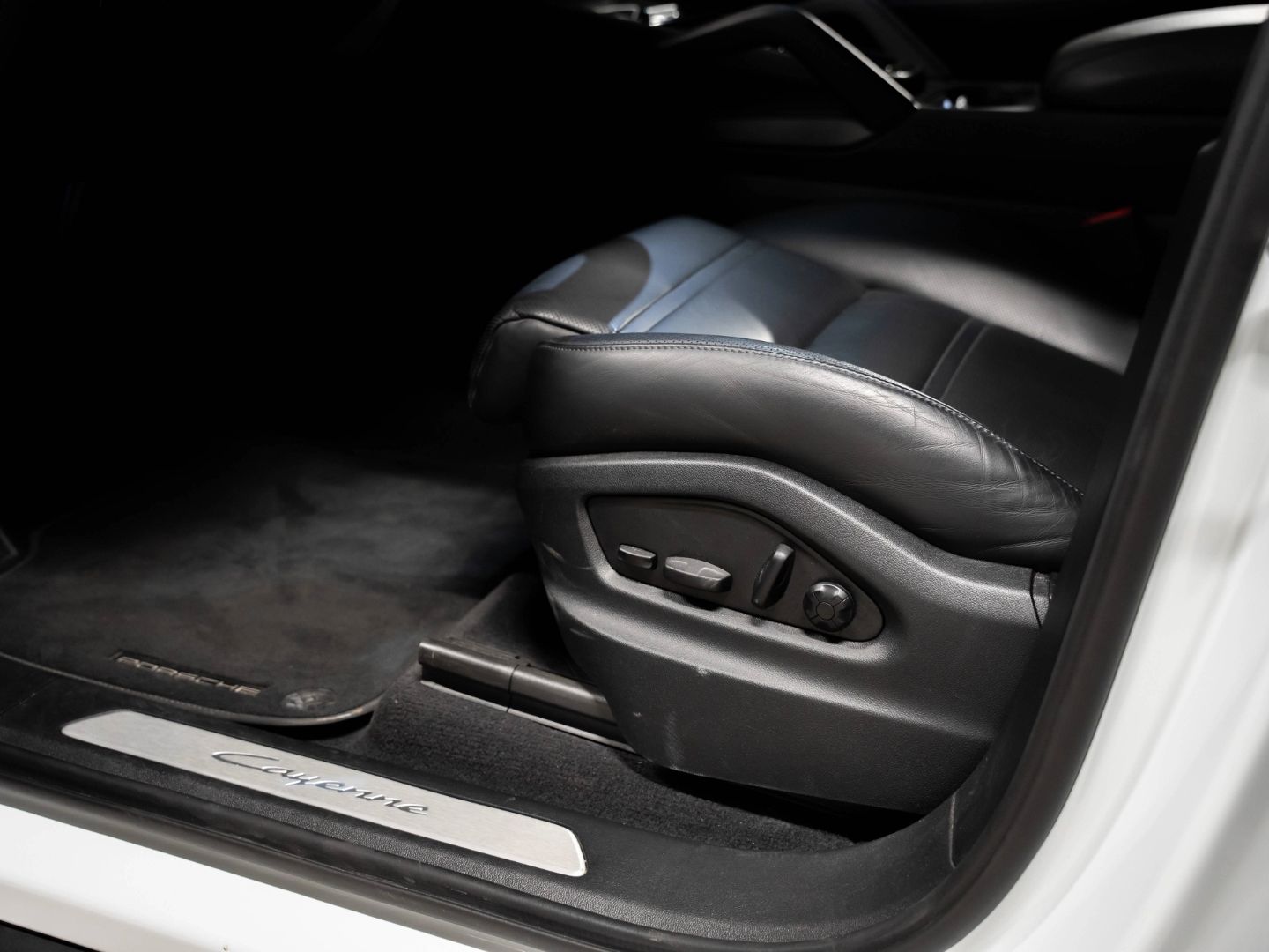 Porsche Cayenne E-Hybrid Beifahrerdisplay Massagesitze
