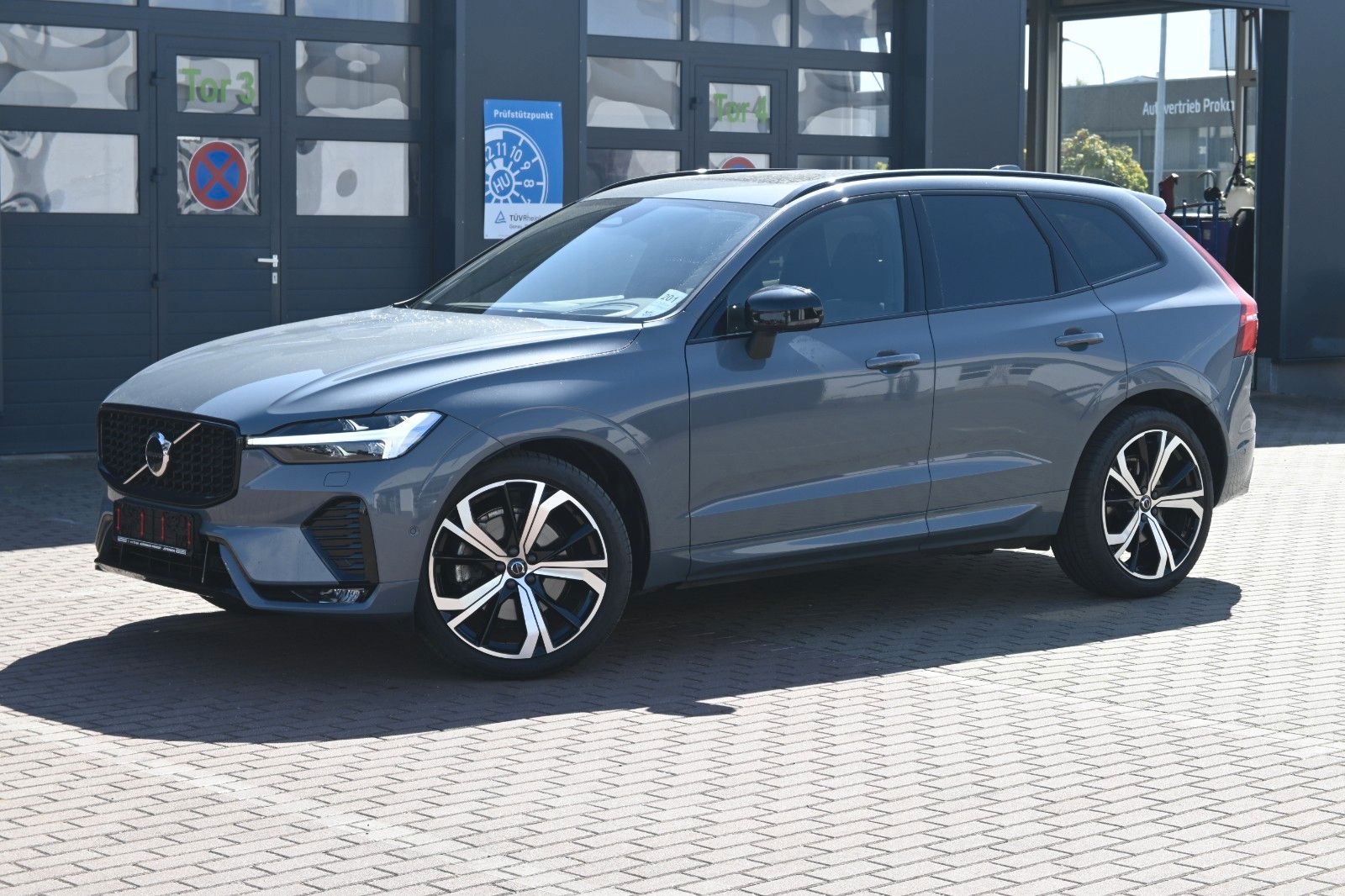 Volvo XC60 B4 AWD Ultimate - Samsaru's Car Outlet
