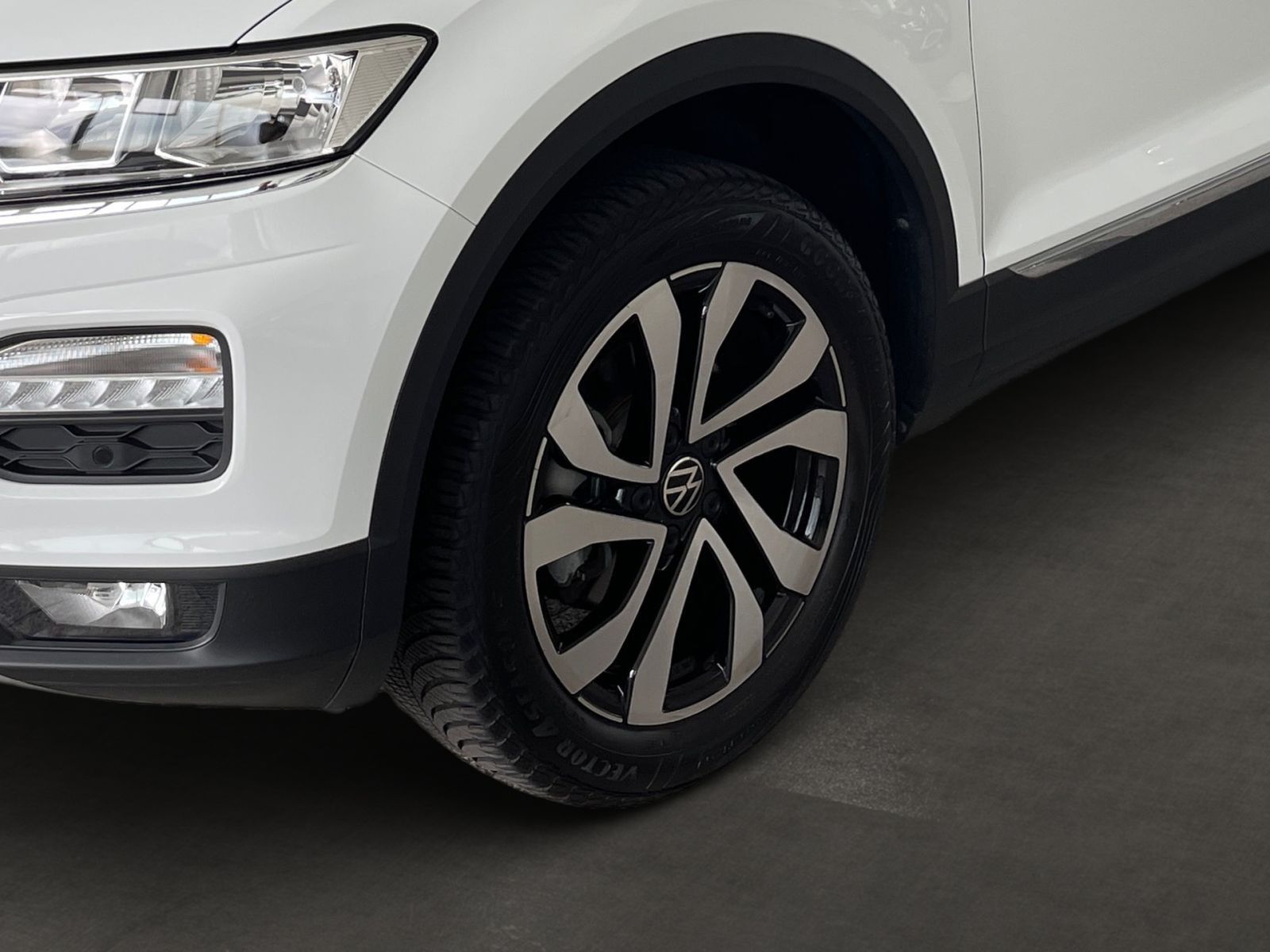 Volkswagen T-Roc 1.5 TSI Active - Samsaru's Car Outlet