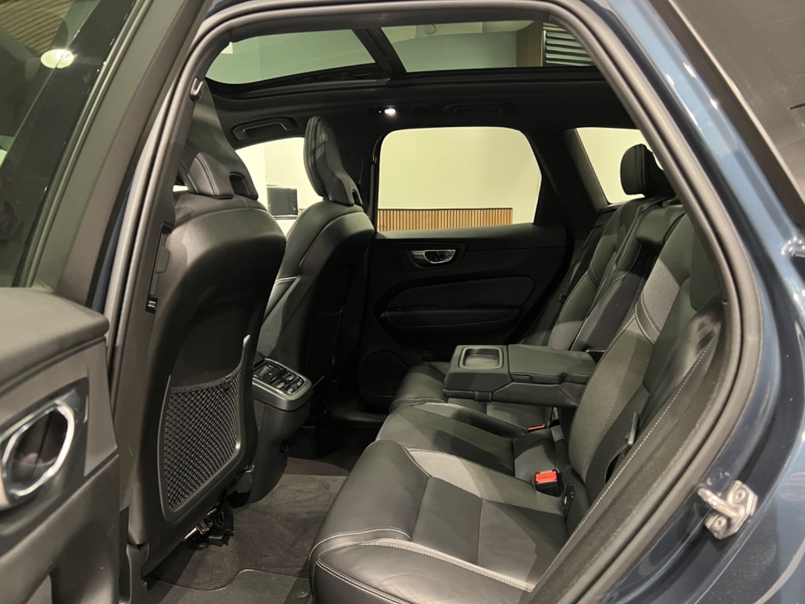 Volvo XC60 R Design AWD - Samsaru's Car Outlet