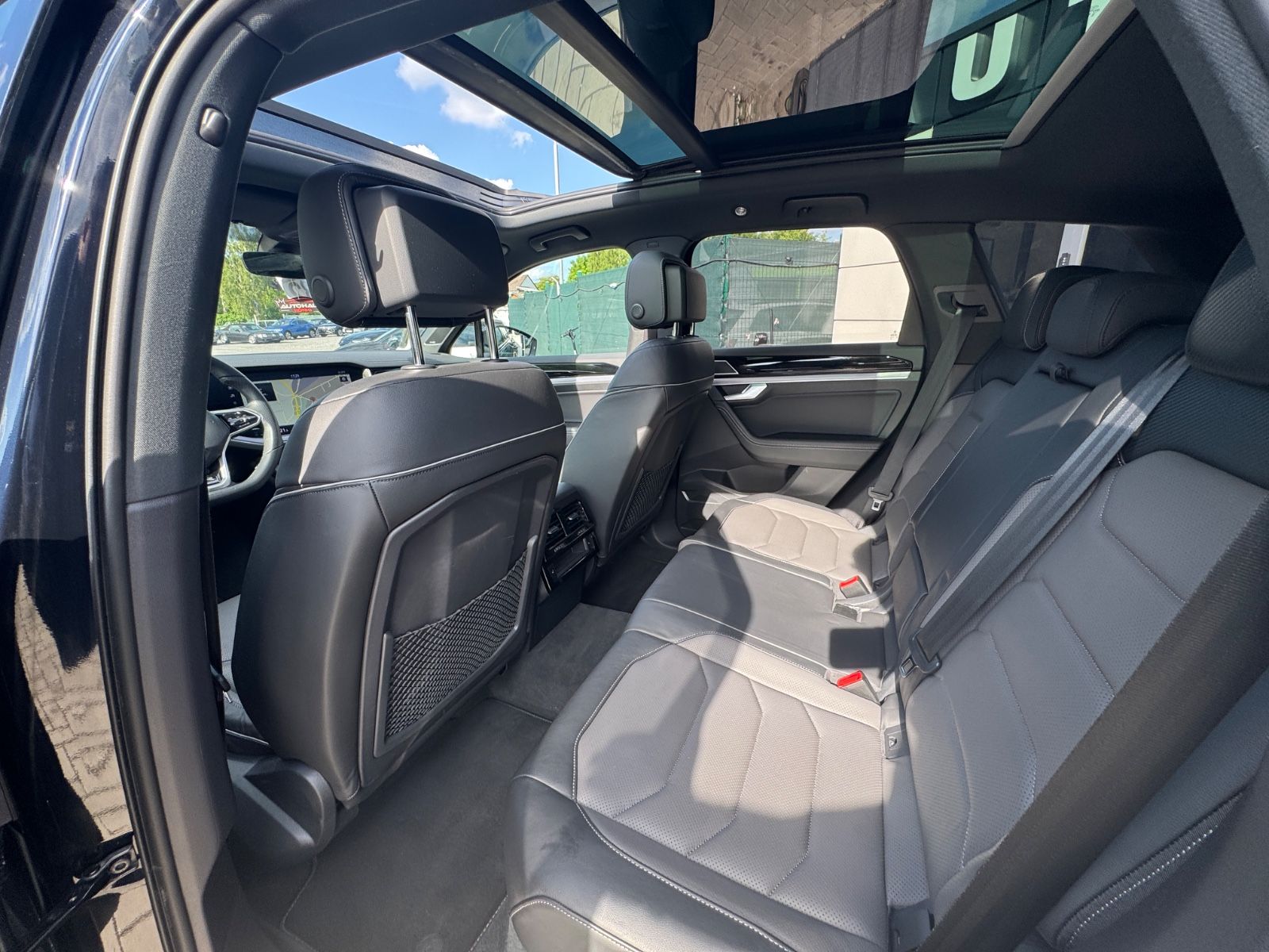 Volkswagen Touareg R-Line 4M Black - Samsaru's Car Outlet
