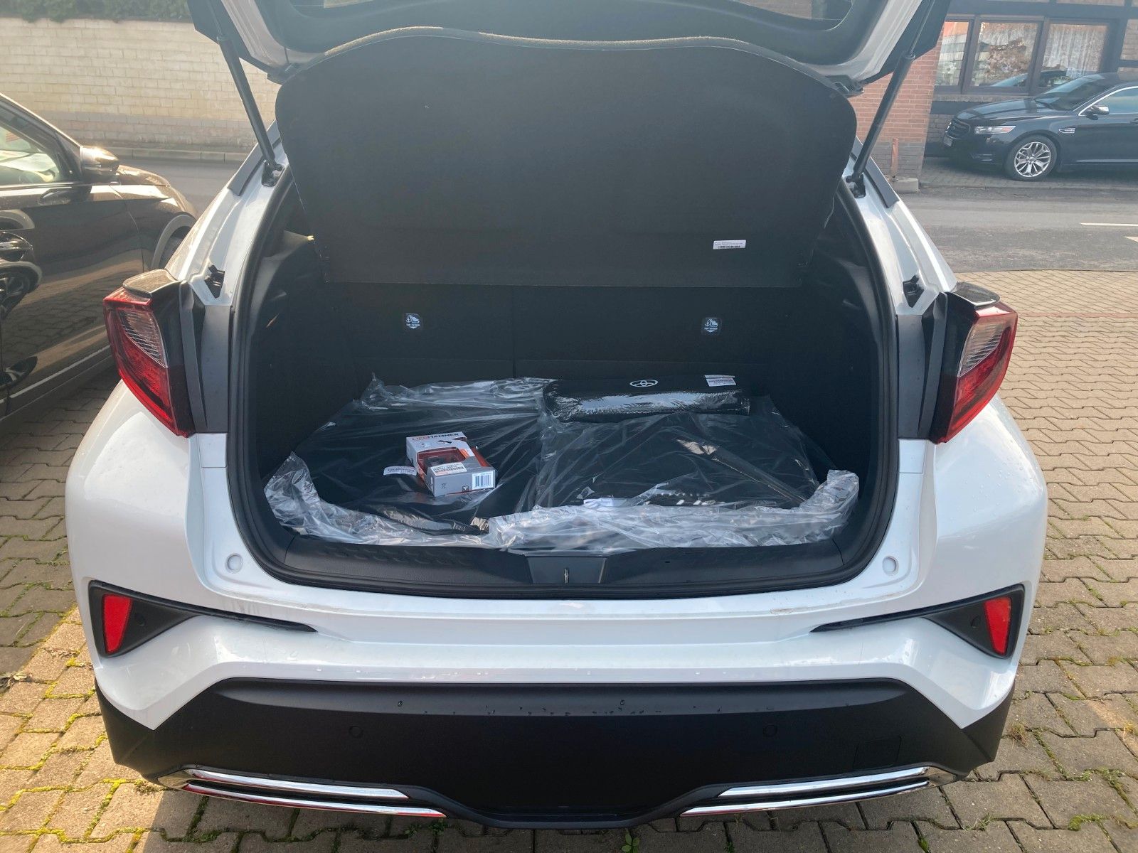 Toyota C-HR 2.0-l-VVTi Hybrid - Samsaru's Car Outlet