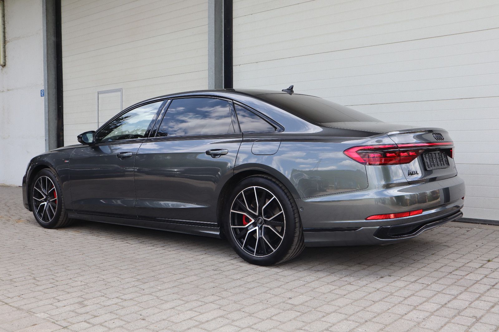 Audi A8L 60 TFSIe lang S-Line BLACK - Samsaru's Car Outlet