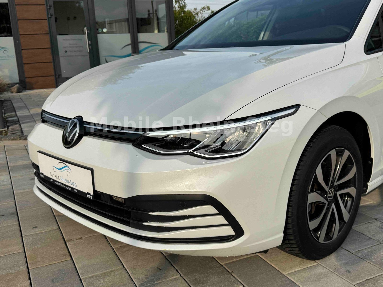 Volkswagen Golf VIII Lim. Life - Samsaru's Car Outlet