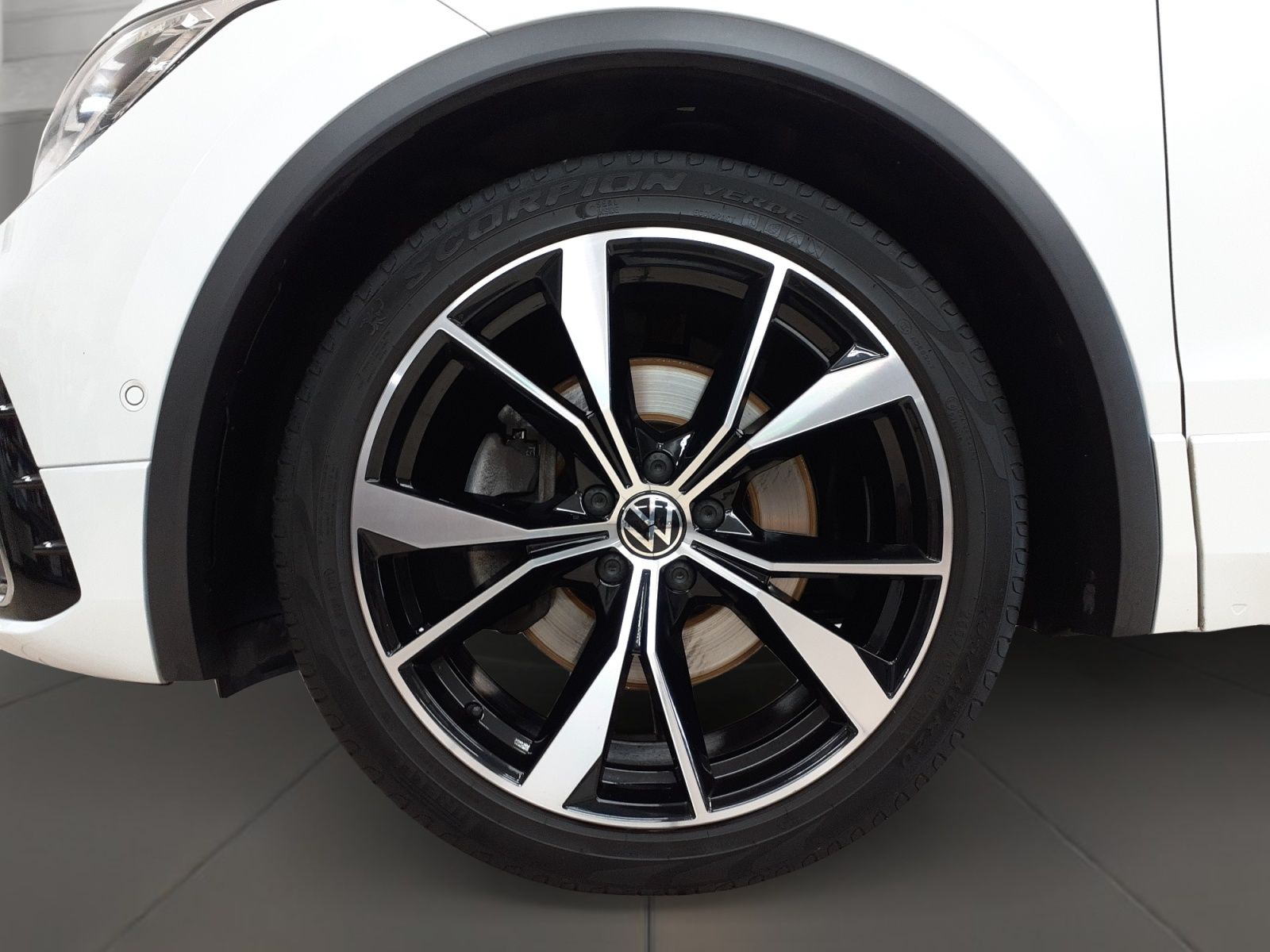 Volkswagen Tiguan R-Line 2.0 l TDI 4MOTION - Samsaru's Car Outlet