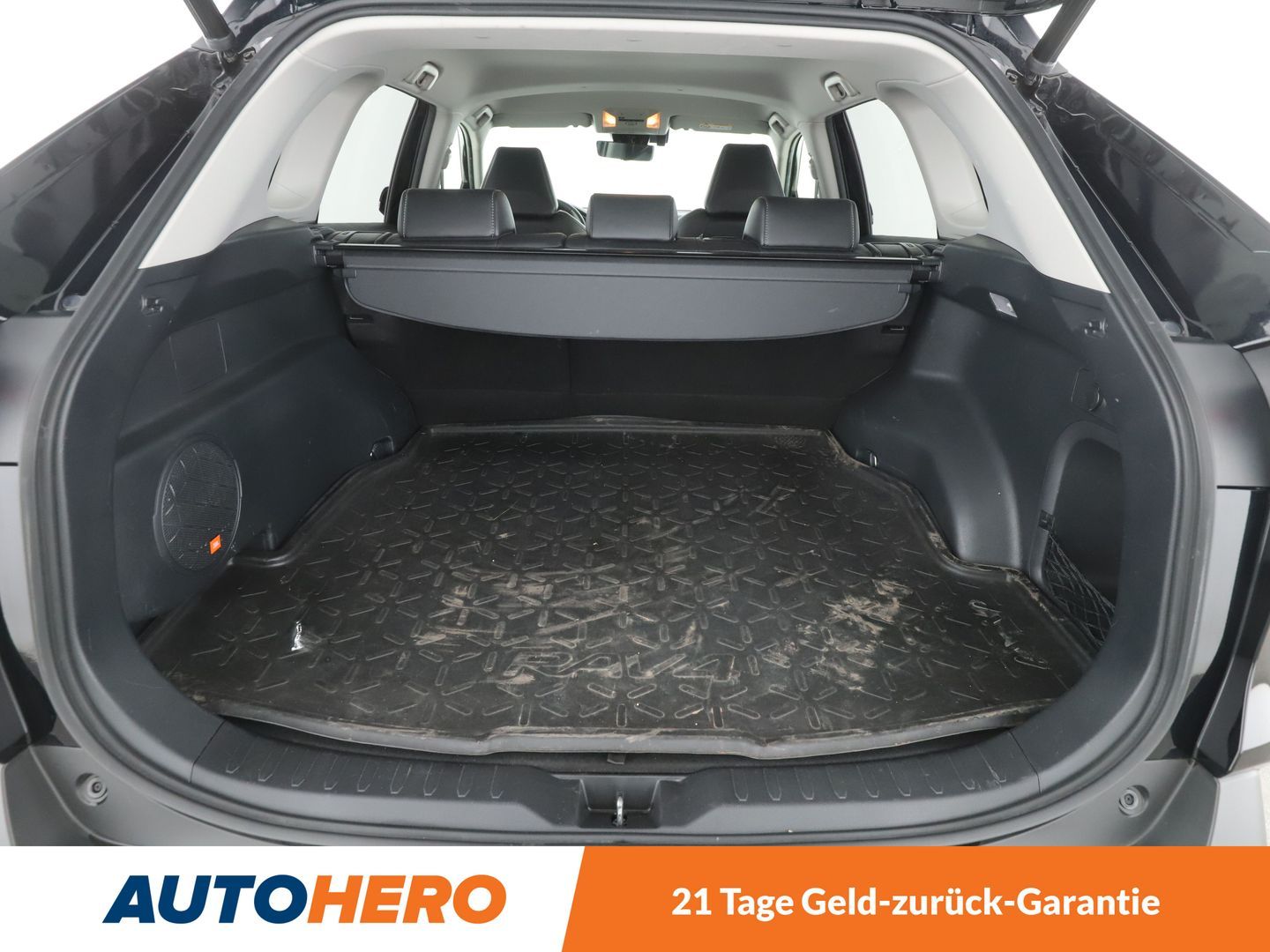 Toyota RAV 4 2.5 Hybrid 4x4 Lounge - Samsaru's Car Outlet