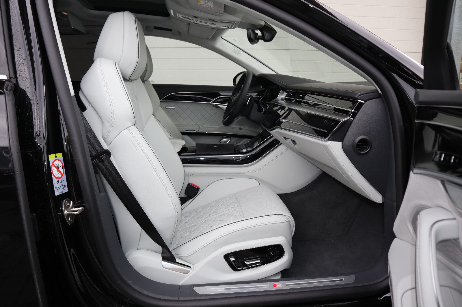 Audi A8L 60 TFSIe lang exclusive - Samsaru's Car Outlet