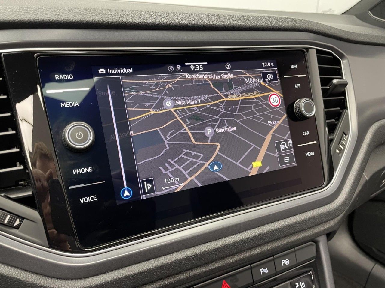 Volkswagen T-Roc 1.5 TSI DSG R-Line - Samsaru's Car Outlet