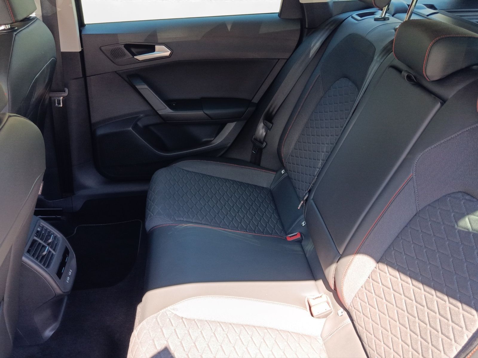 Seat Leon ST 1.5 eTSI FR AHK LED LM 17" Navi RFK ACC