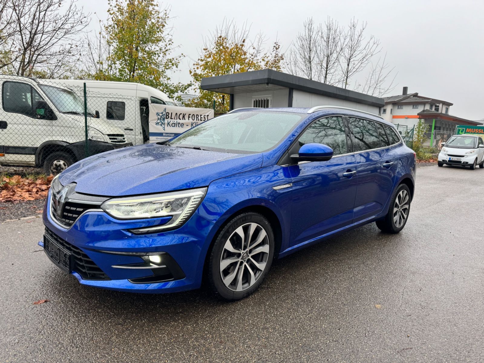 Renault Megane TCe 140 Intens Grandtour - Samsaru's Car Outlet