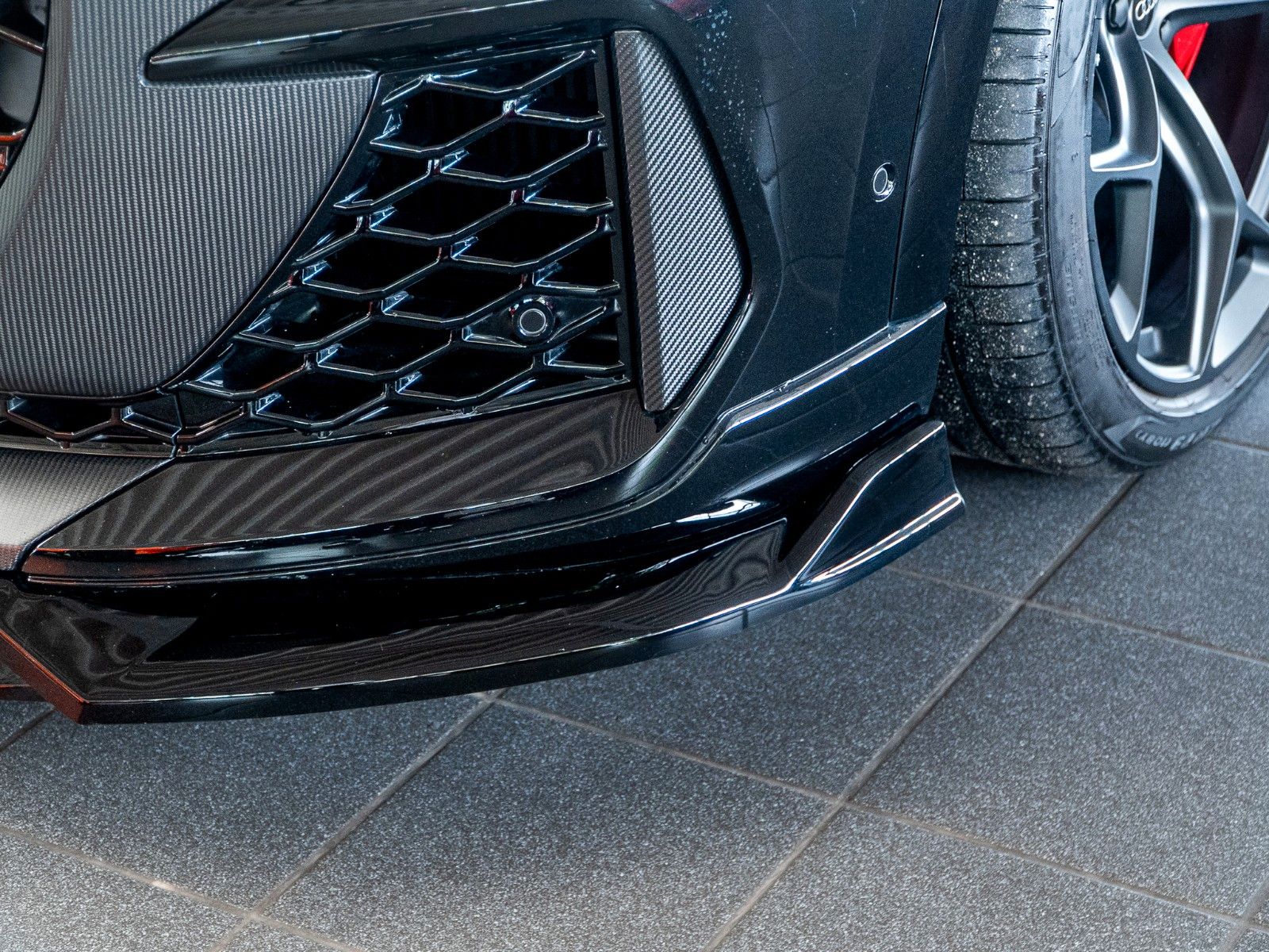 Audi RSQ8 performance Maxton Carbon Red Pano