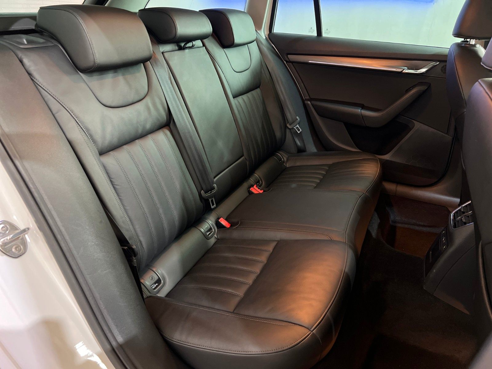 Skoda Octavia Combi Premium Edition - Samsaru's Car Outlet