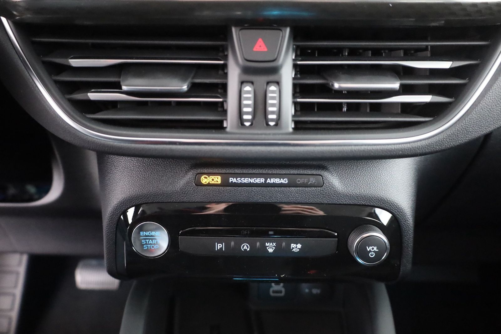 Ford Kuga 1.5 EB Titanium Aut. - Samsaru's Car Outlet