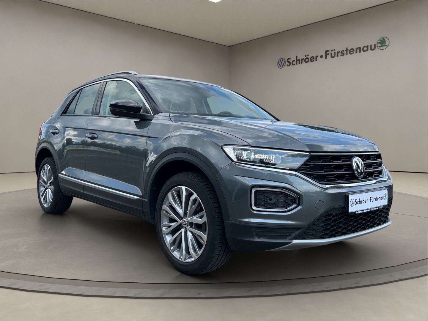 Volkswagen T-Roc Style 1.5 TSI DSG - Samsaru's Car Outlet
