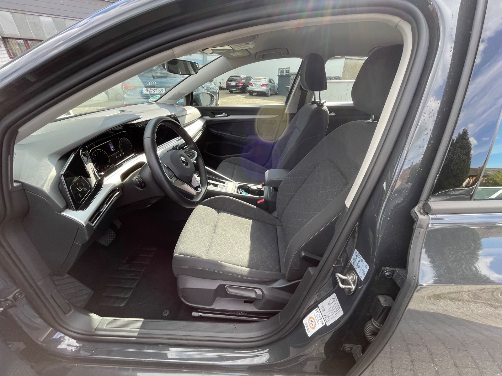 Volkswagen Golf VIII Life eTSI - Samsaru's Car Outlet