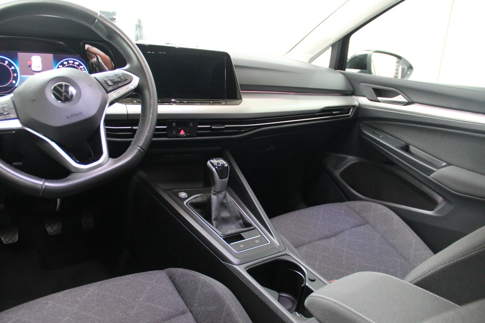 Volkswagen Golf 8 1.5 TSI Life - Samsaru's Car Outlet