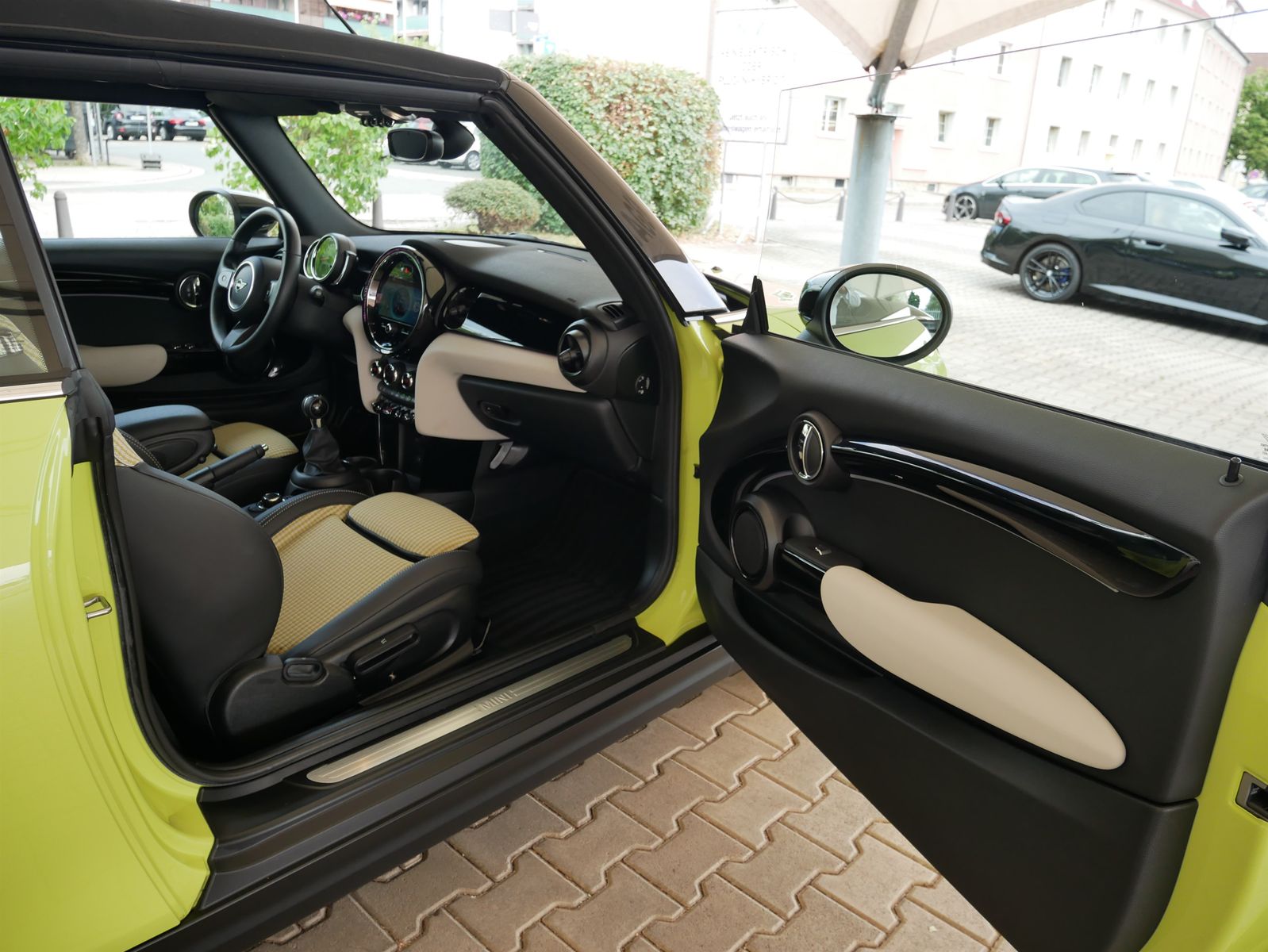 MINI Cooper Cabrio - Samsaru's Car Outlet