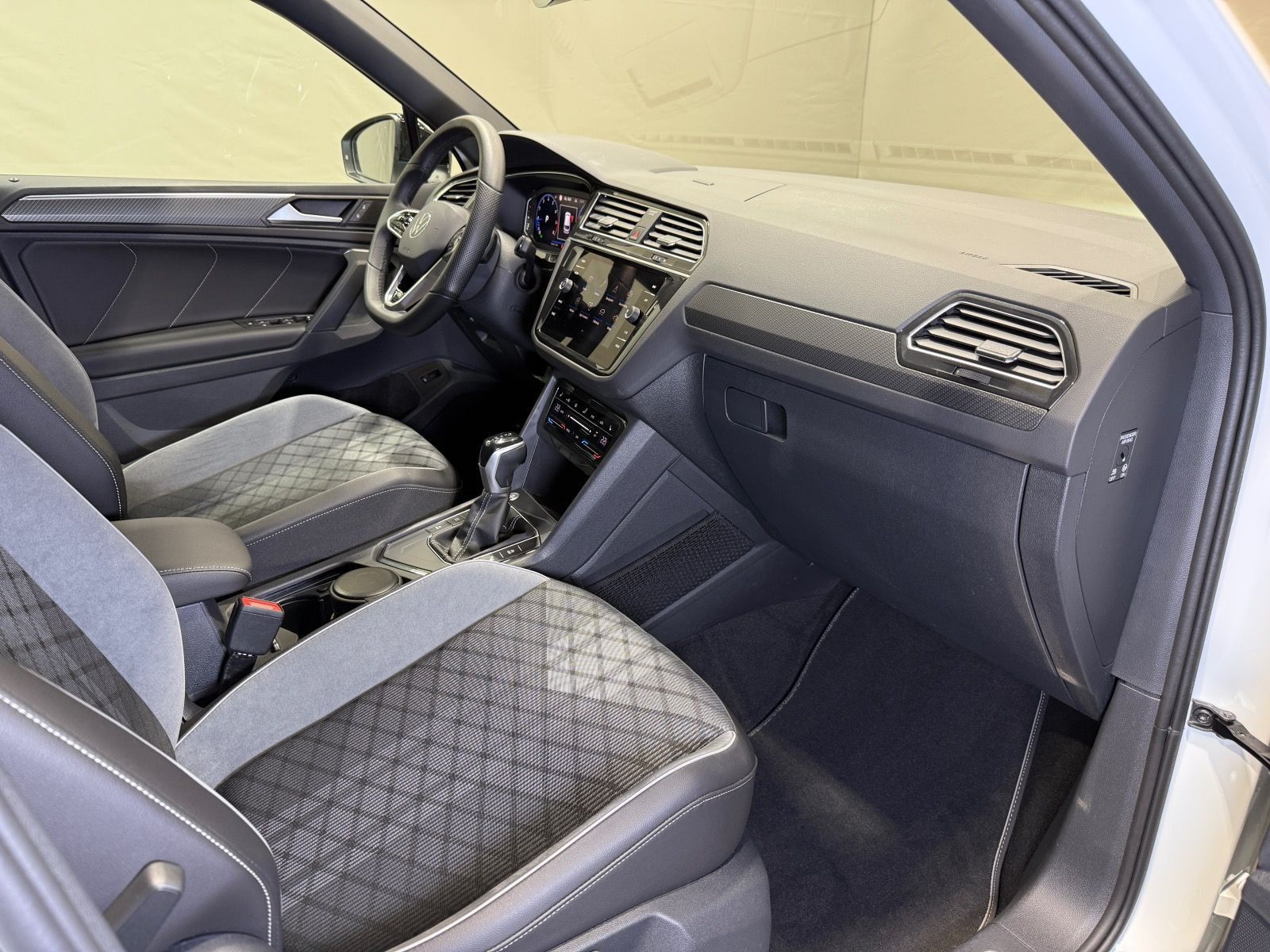 Volkswagen Tiguan R-Line 1.5 TSI DSG - Samsaru's Car Outlet