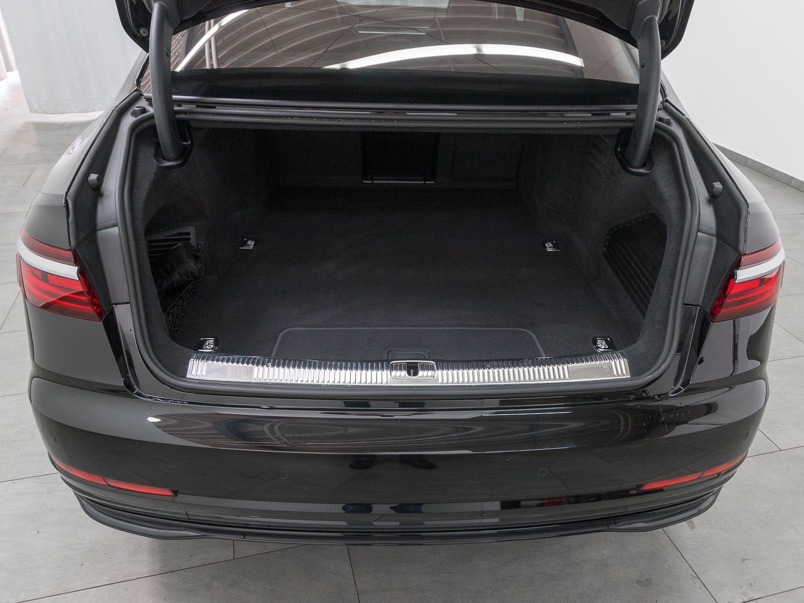 Audi A8 Lang 60 TFSIe Q NP150 LM20 4xMASSAGE RAUTENST" → "Audi A8 Lang 60 TFSIe Q - Samsaru's Car Outlet