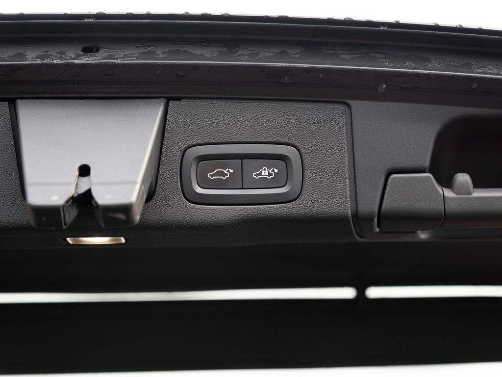 Volvo XC60 B4 Momentum Pro AWD STANDHZ LED PANO 360°