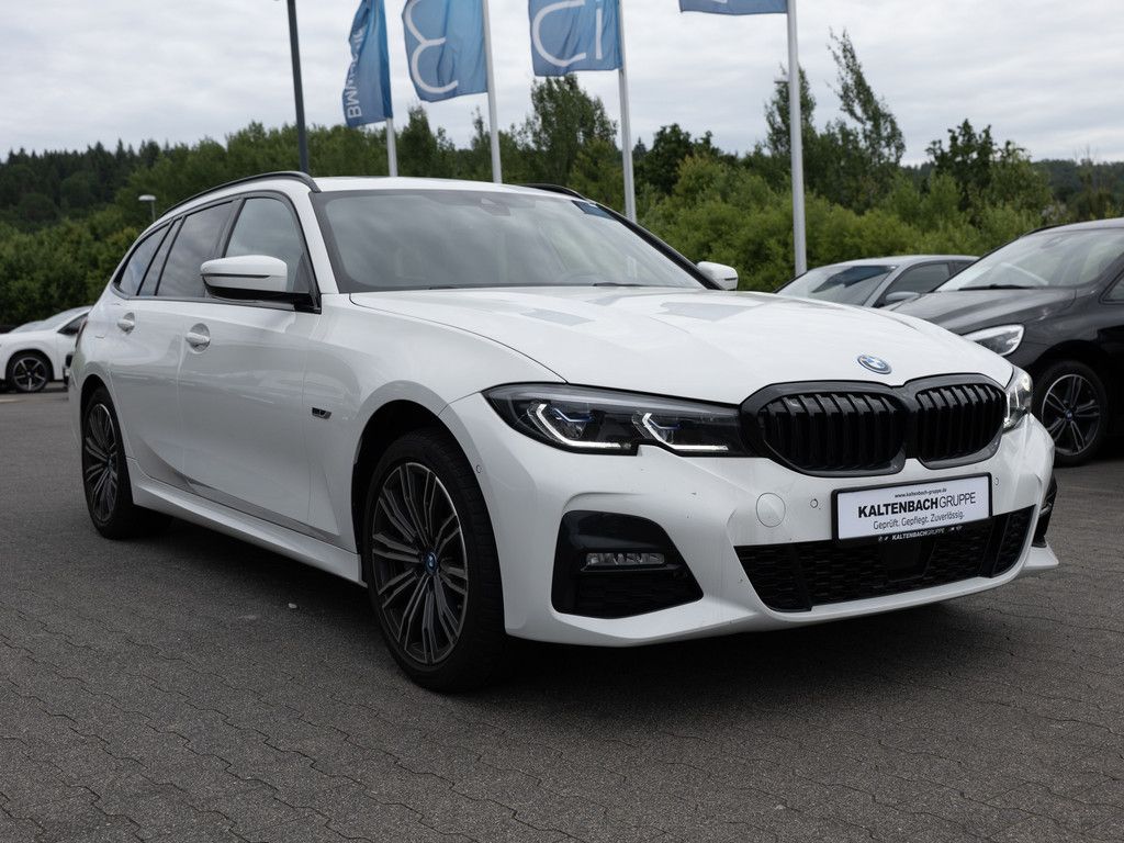 BMW 330e Touring xDrive M-Sport PANO AHK HUD LASER