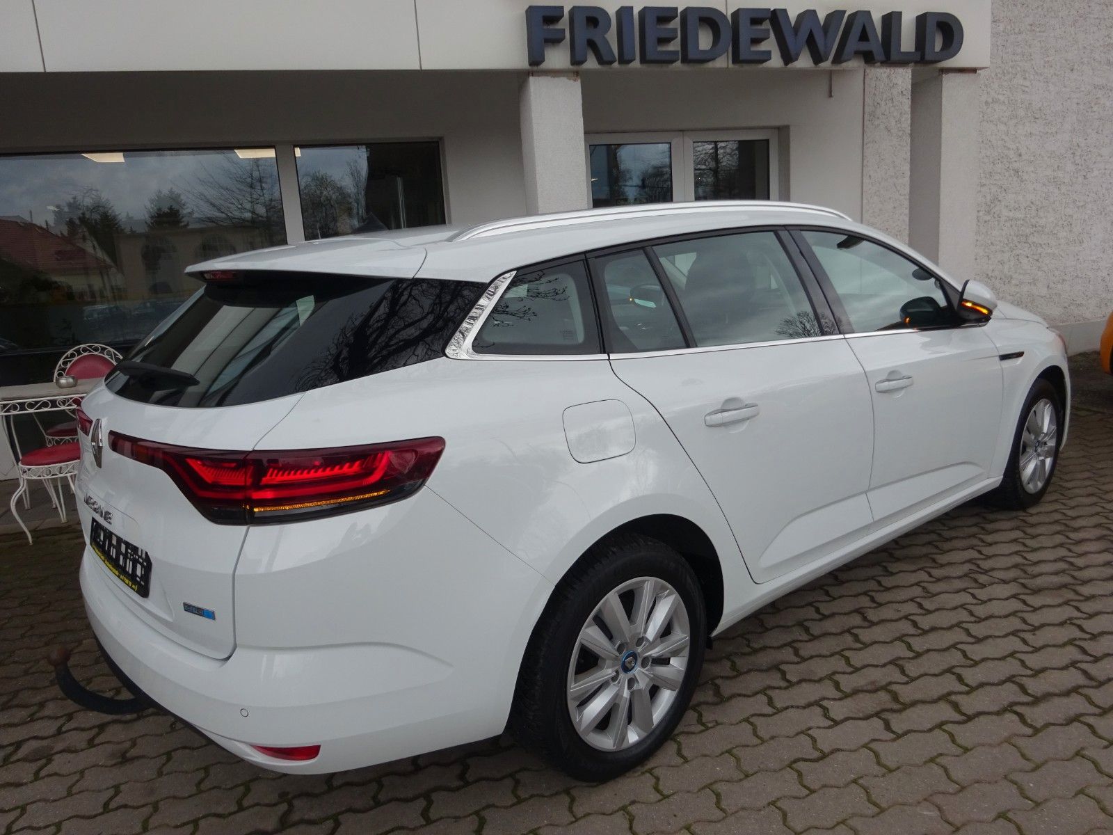 Renault Megane Grandtour Zen E-Tech Plug-in Hybrid - Samsaru's Car Outlet