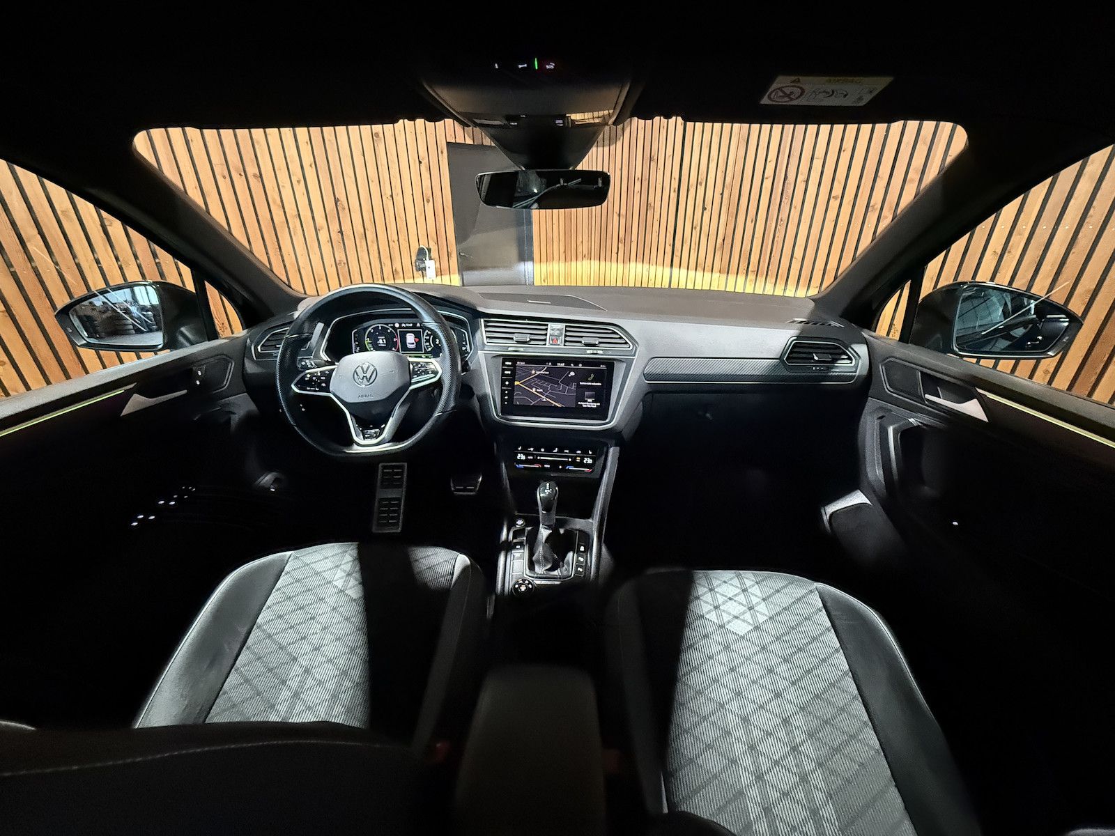 Volkswagen Tiguan 2,0 TDI 4M DSG R-Line Black *Navi*AHK*IQ*