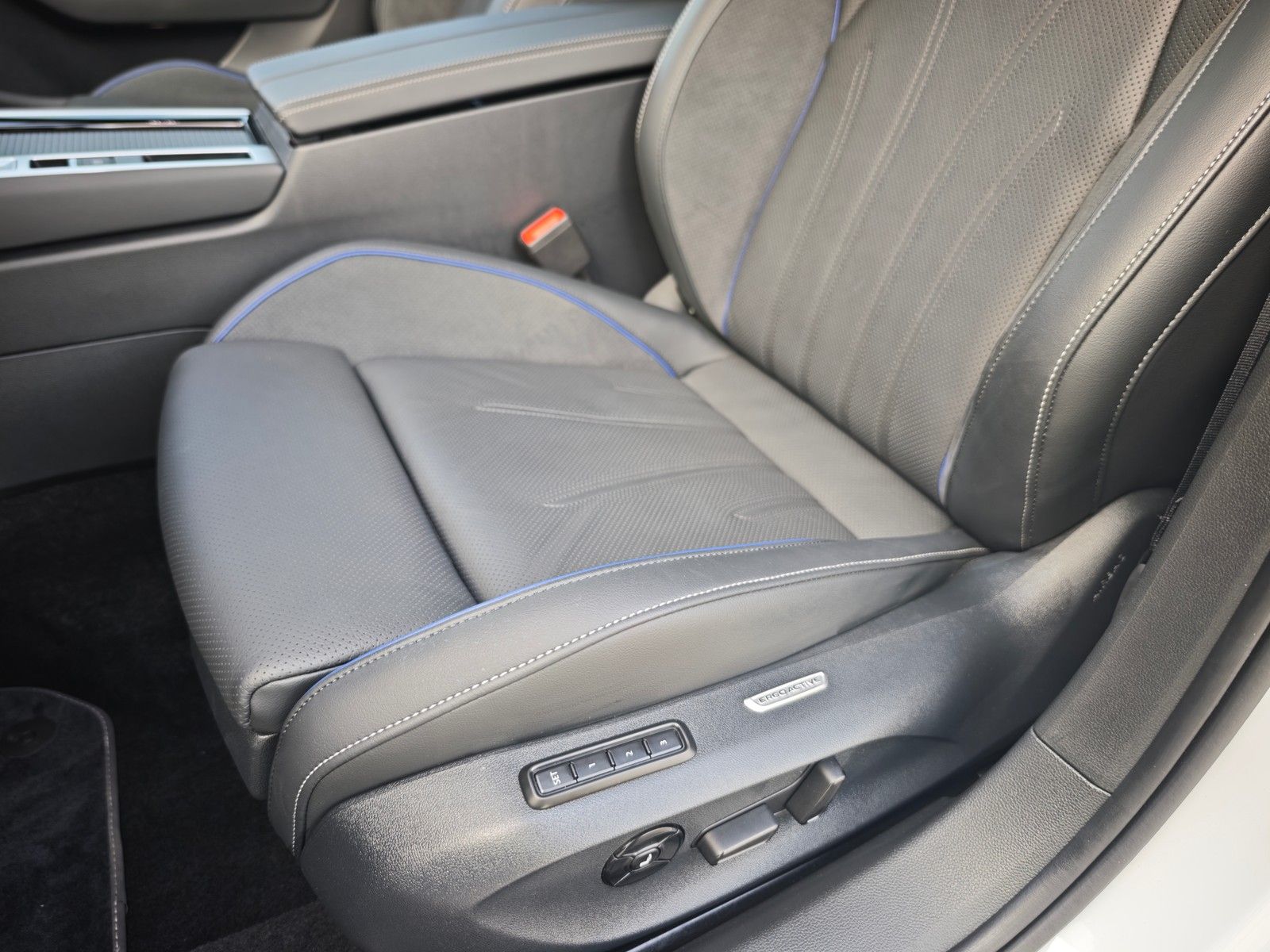 Volkswagen Passat Variant R-Line eHybrid Leder*AHK*Pano*Mat