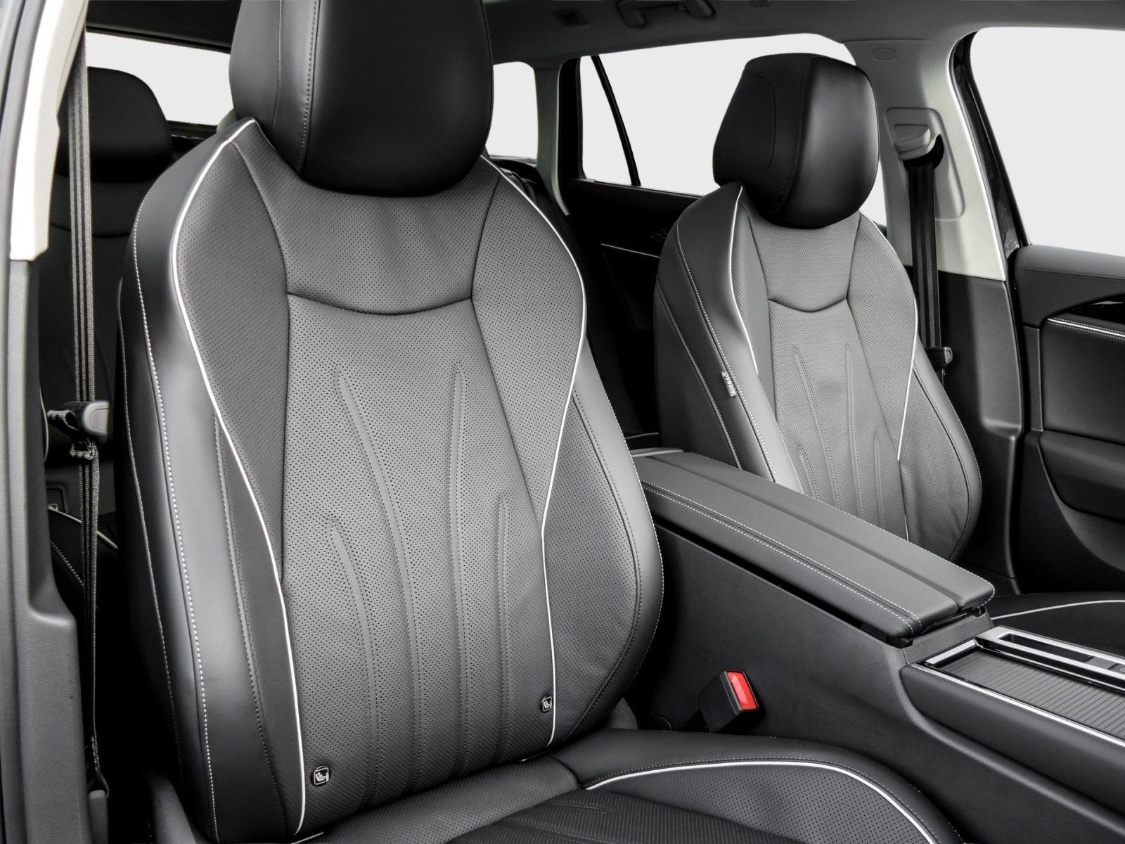 Volkswagen Passat Variant Elegance eHybrid AHK Pano Leder H