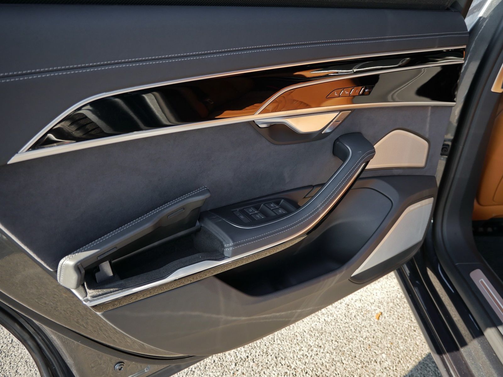 Audi A8 L 60 TFSIe S-Line - Samsaru's Car Outlet