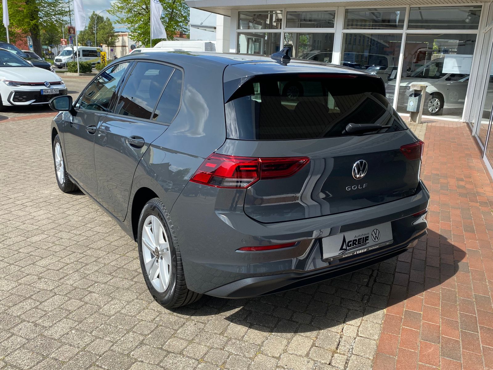 Volkswagen Golf VIII 1.5 eTSI DSG Life - Samsaru's Car Outlet