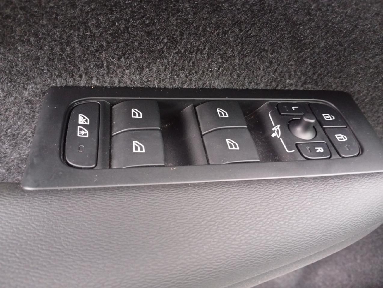 Volvo XC40 Twin Core Pure Electric AWD/AHK/GJR/Wärmepu