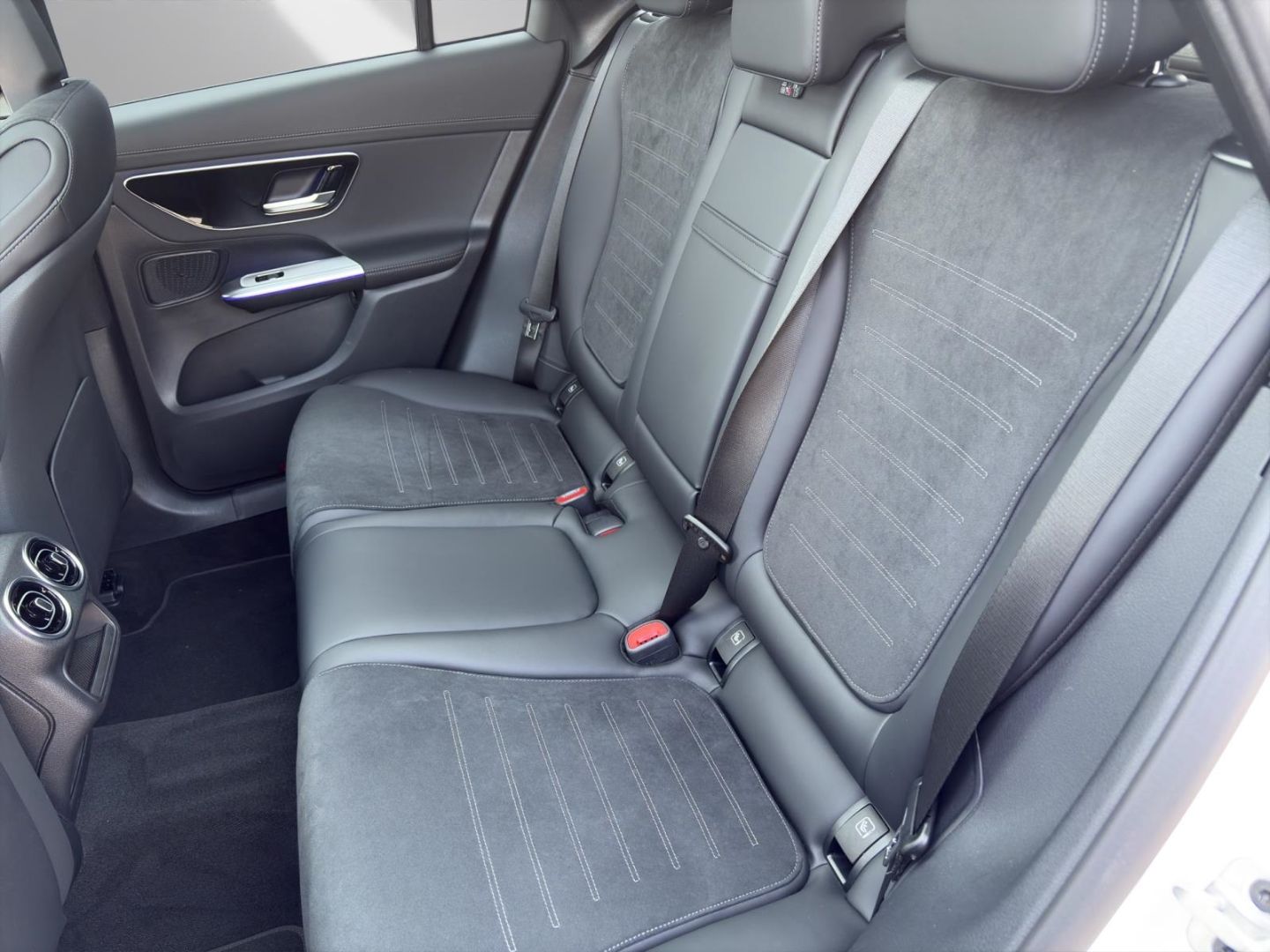 Mercedes-Benz GLC 300 e 4M EDITION AMG NIGHT PANO AHK DISTR 36