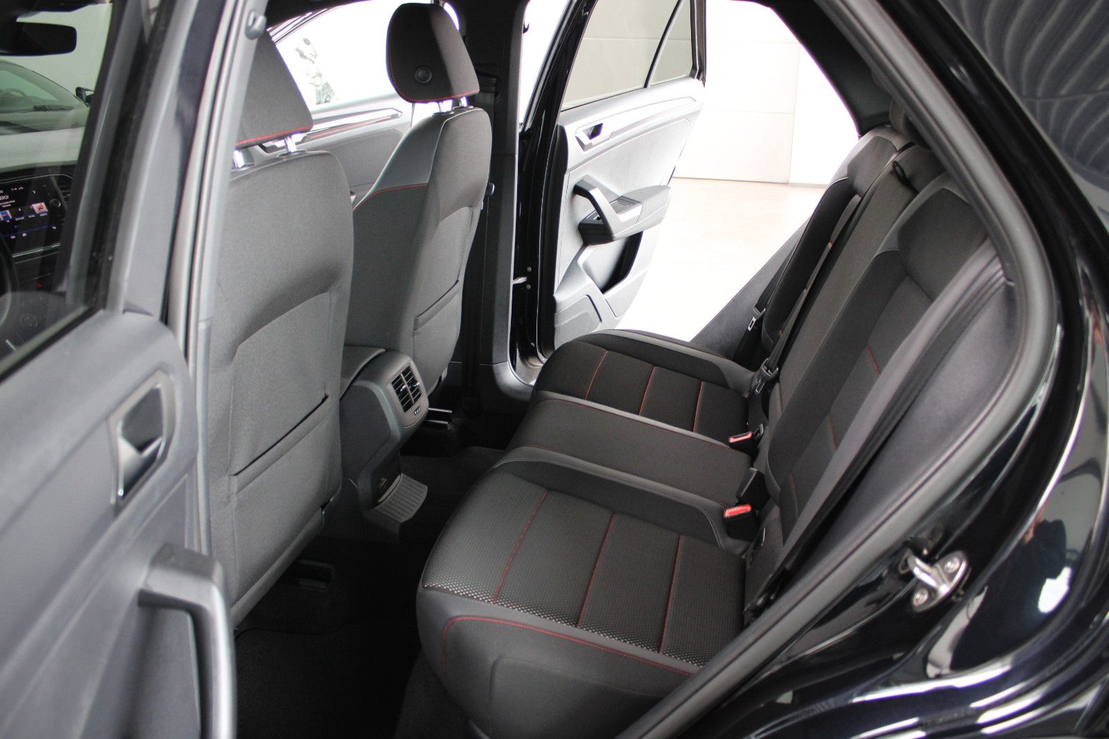 Volkswagen T-ROC 1.5 TSI ACT * SPORT * - Samsaru's Car Outlet