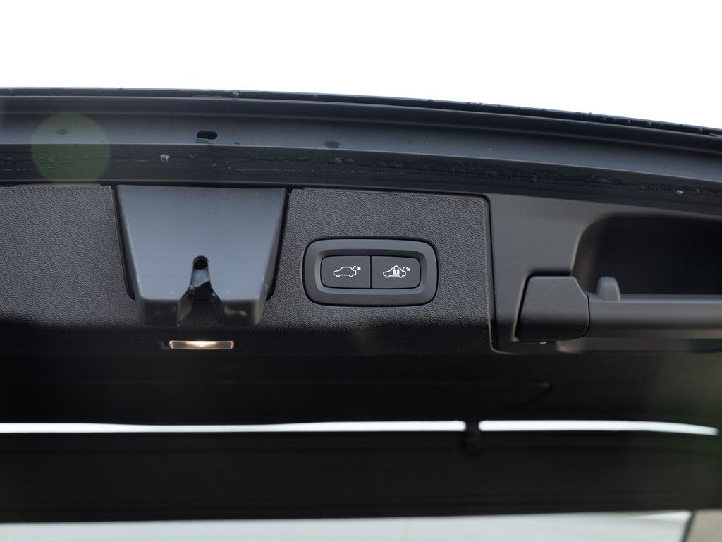 Volvo XC60 B5 AWD Plus Black Edition FACEL. LED 360°