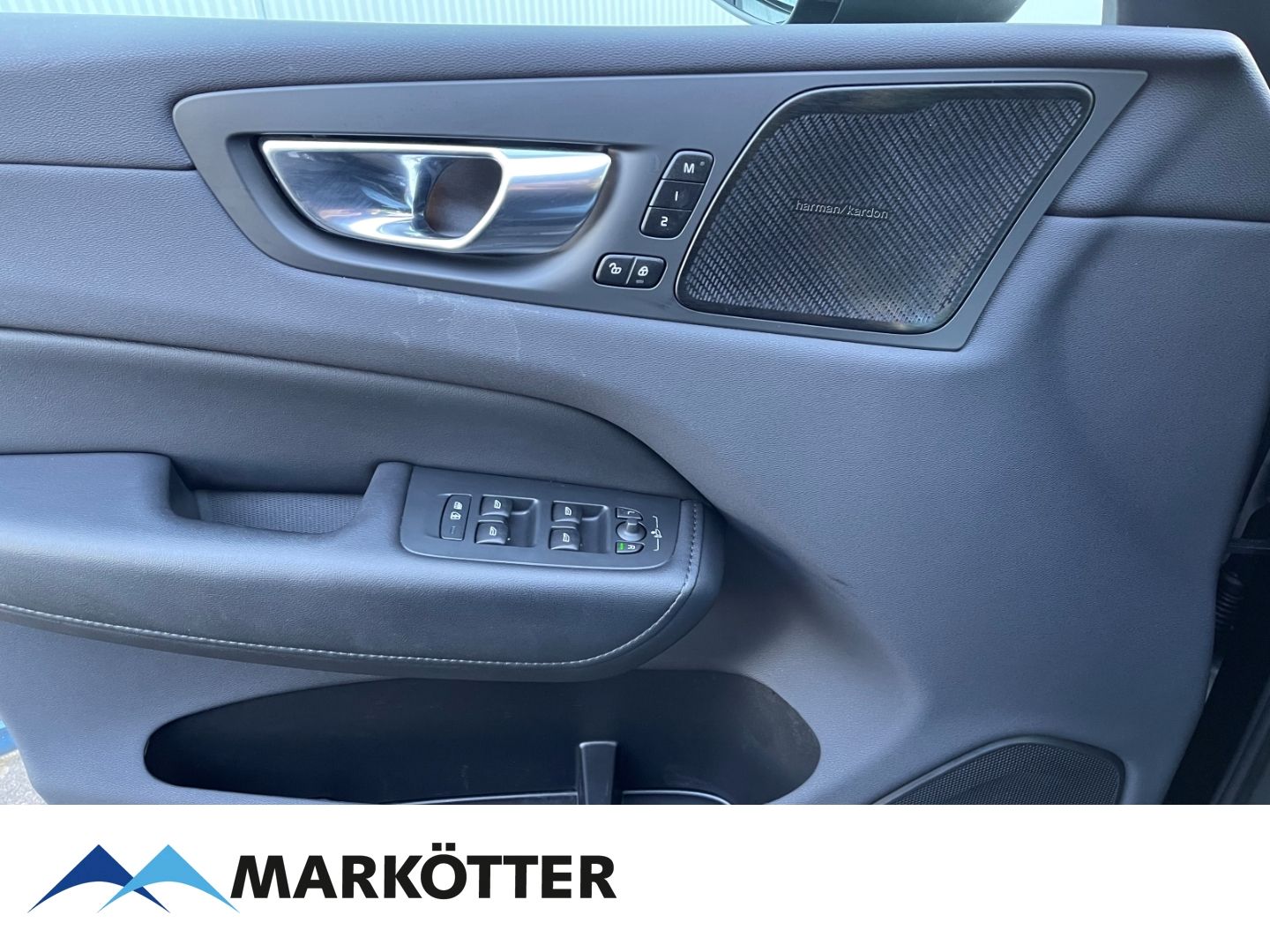 Volvo XC60 T8 AWD Recharge Ultimate Dark - Samsaru's Car Outlet