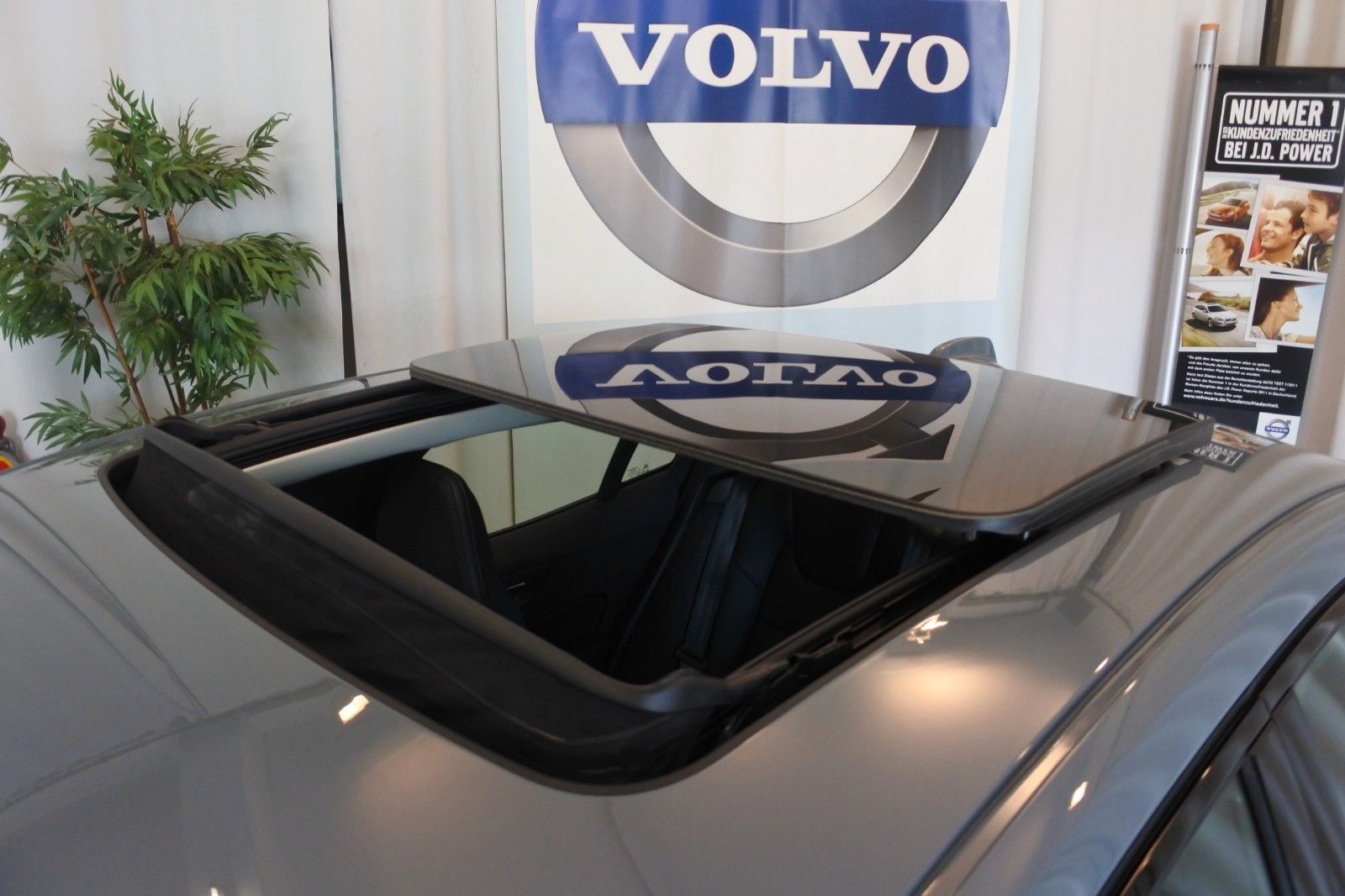 Volvo S60 T8 Ultimate Dark Recharge Plug-In Hybrid AWD
