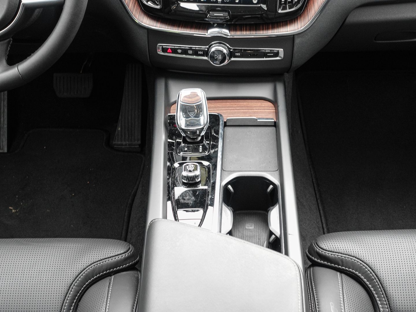 Volvo XC60 Ultra Dark Recharge Plug-In Hybrid AWD T8 T