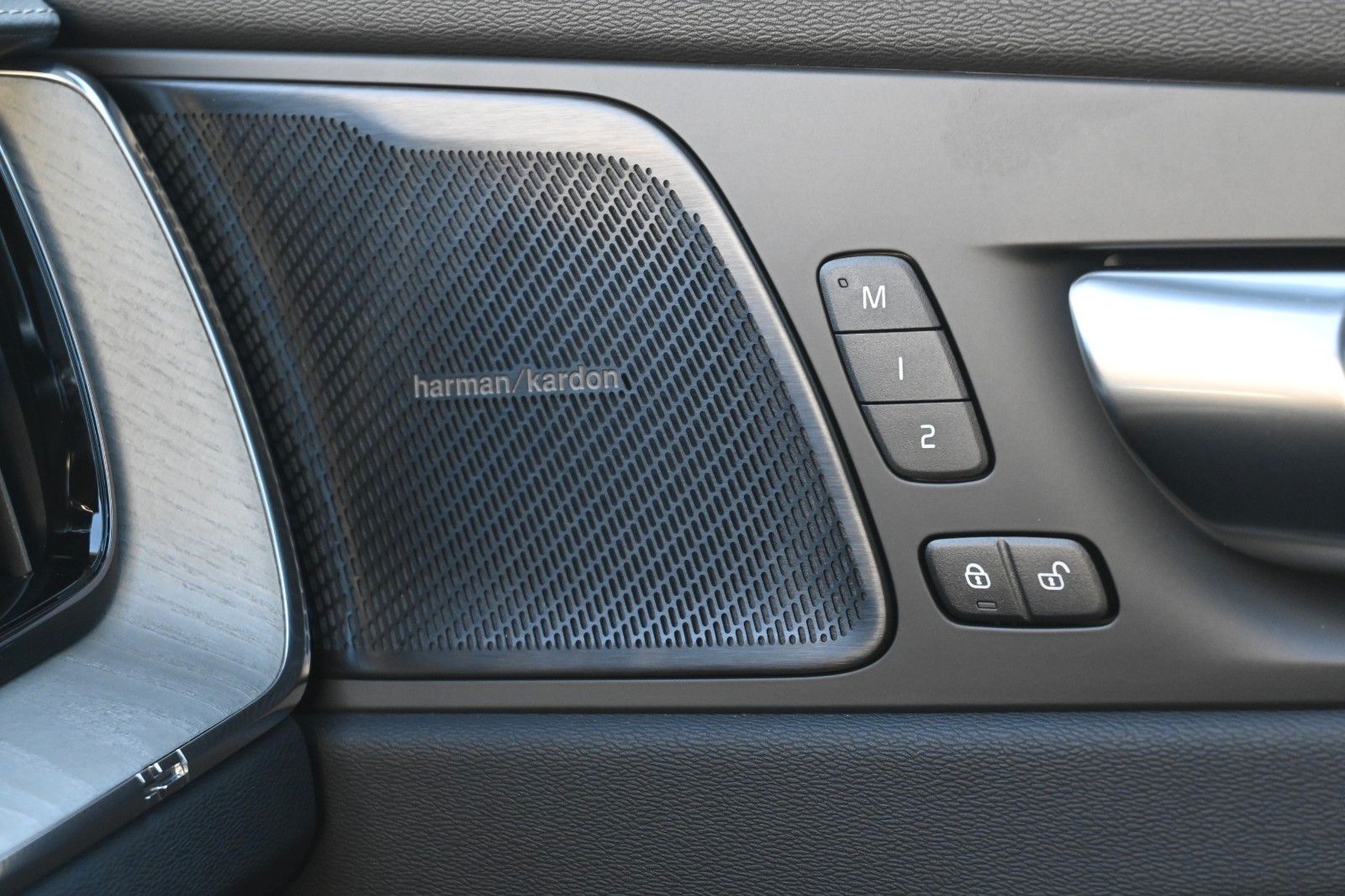 Volvo XC60 B5 AWD Ultra Dark*LUFT*360°*ACC*AHK