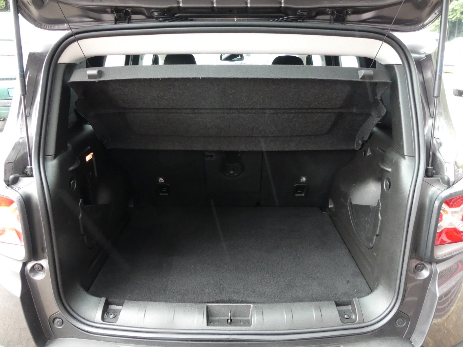 Jeep Renegade Limited FWD - Samsaru's Car Outlet