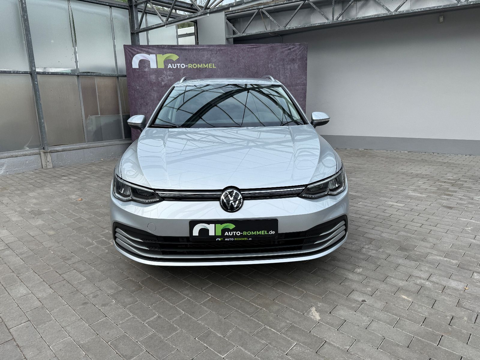 Volkswagen Golf VIII Var. TDI DSG Life - Samsaru's Car Outlet