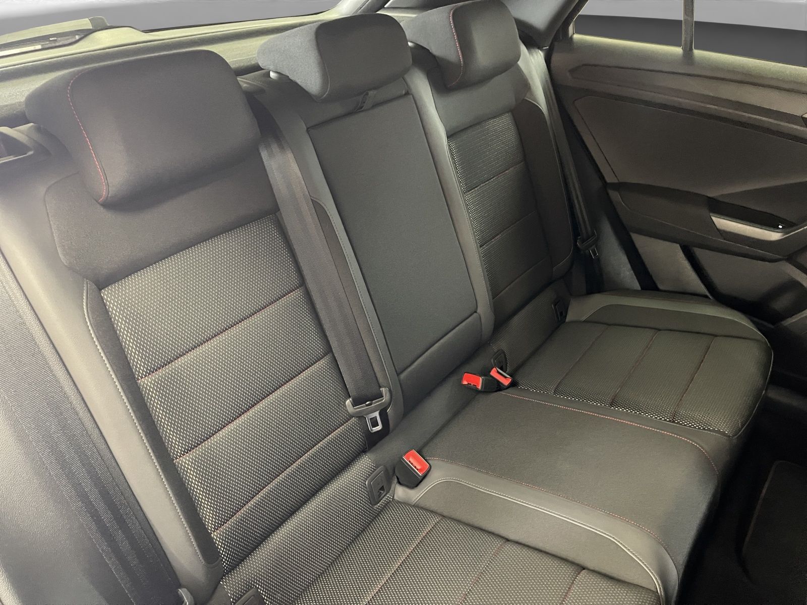 Volkswagen T-Roc 1.5 TSI Sport R-Line - Samsaru's Car Outlet