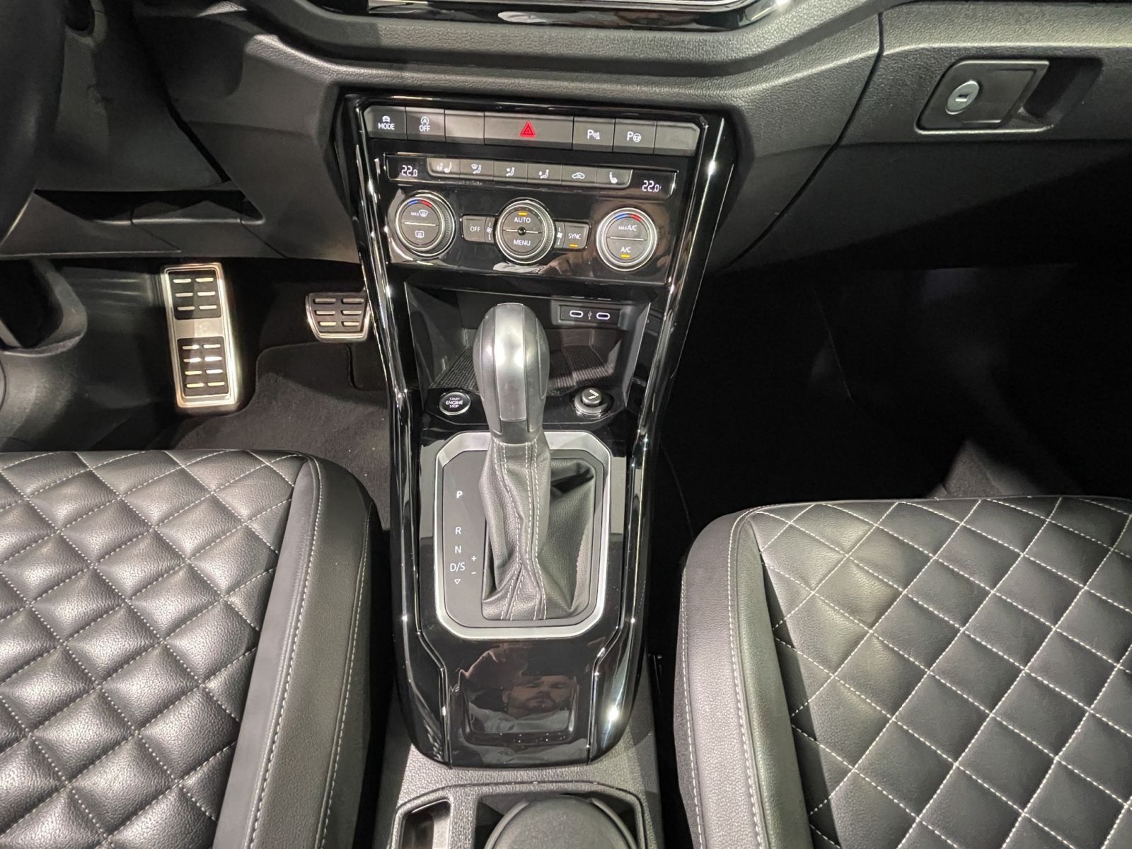 Volkswagen T-Roc R-Line 1.5 l TSI - Samsaru's Car Outlet