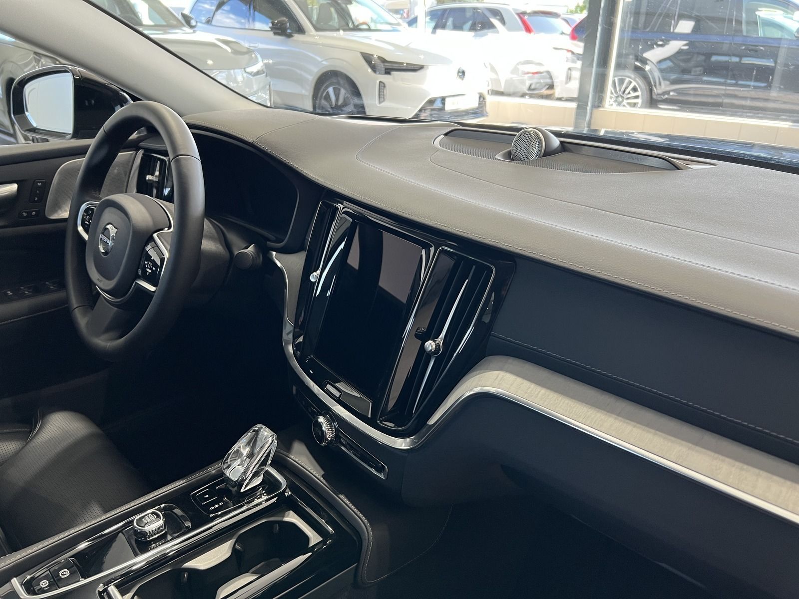 Volvo S60 T8 Ultimate Dark Recharge AWD Massage B&W