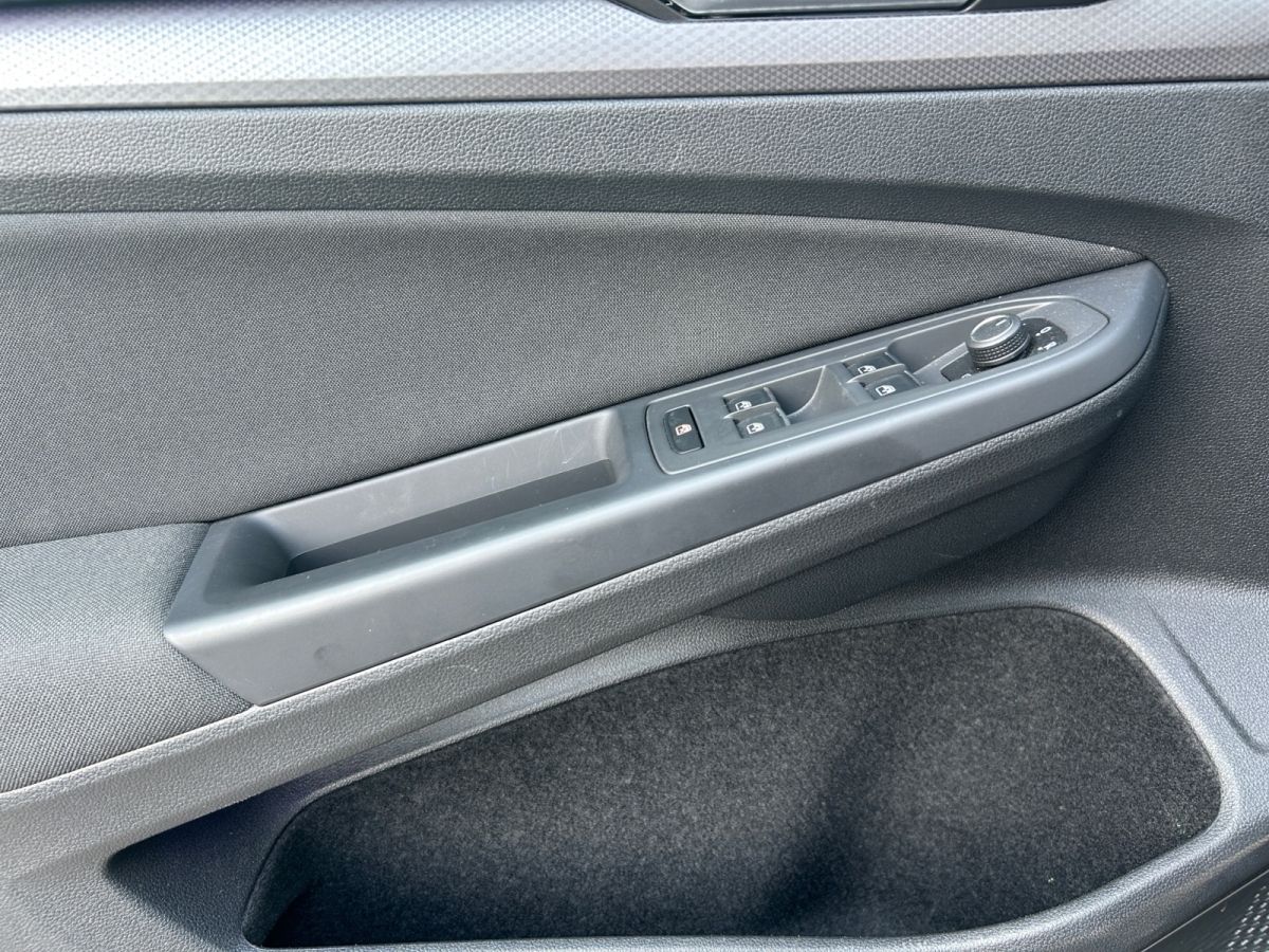Volkswagen Golf VIII 1.5 TSI Life - Samsaru's Car Outlet