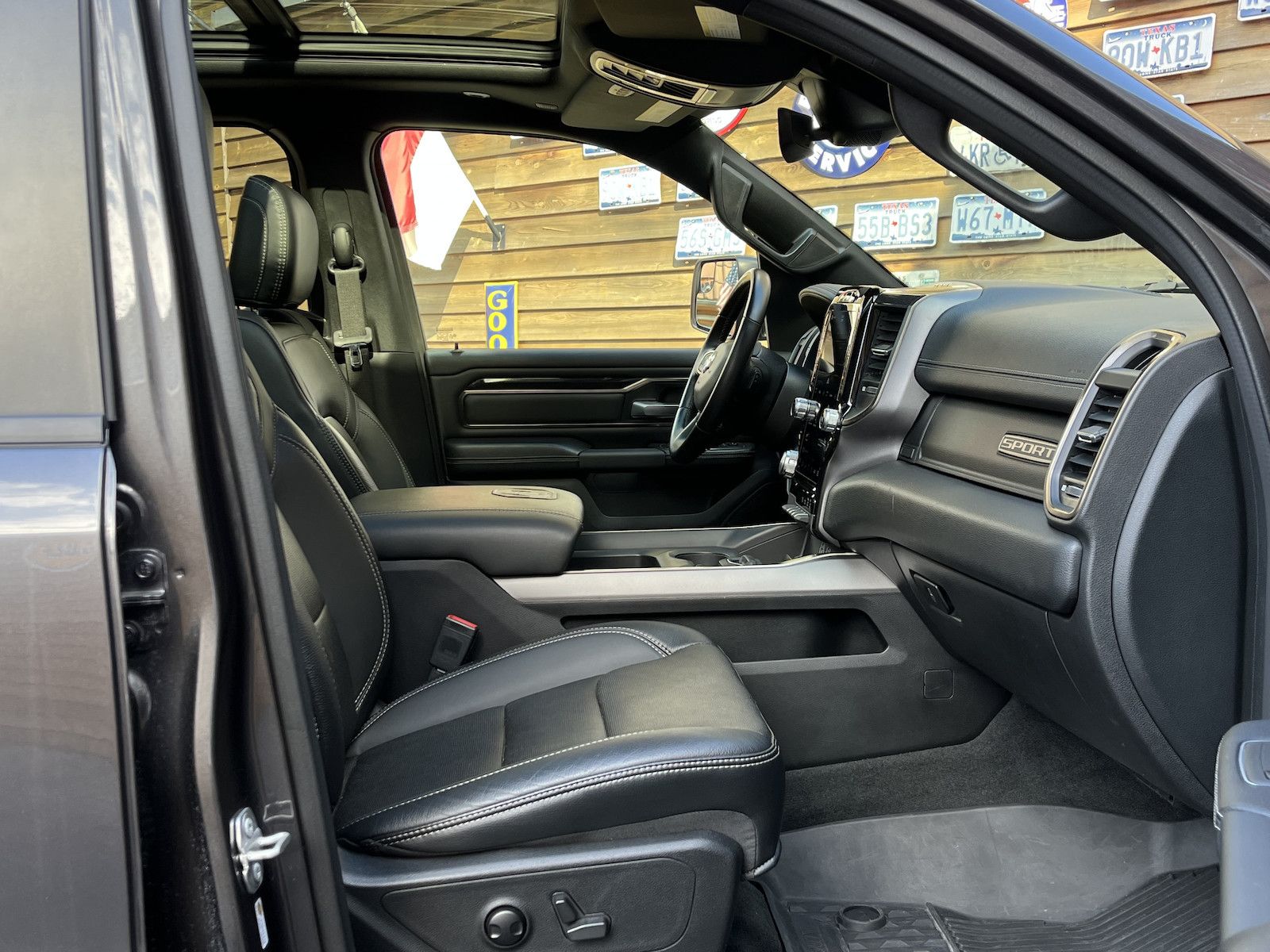 Dodge RAM 1500 SPORT 5,7L Pano 4x4 LPG 12´´ Navi AHK