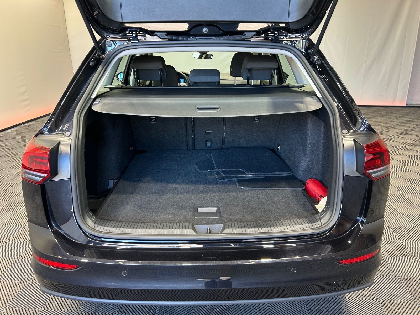 Volkswagen Golf Variant Life 2.0 TDI - Samsaru's Car Outlet